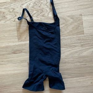 Skims bodysuit worn a few times comes with original Box!